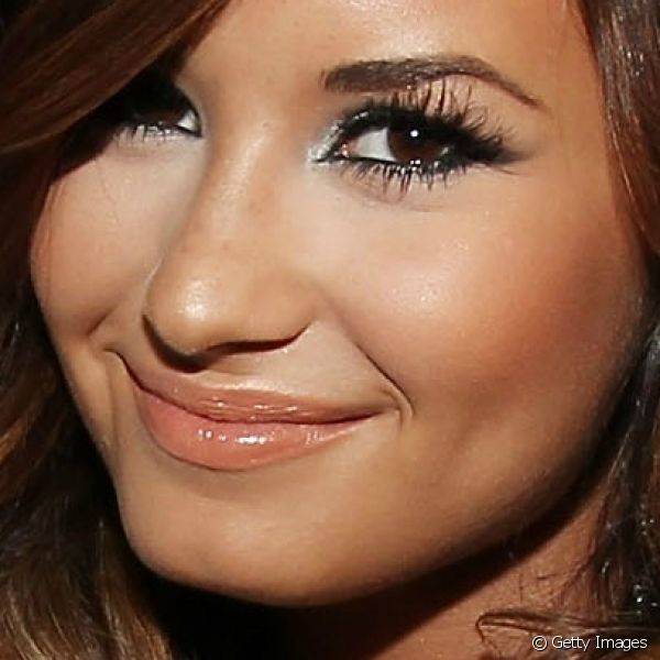 A cantora Demi Lovato apostou no puxadinho com delineado preto e sombra prateada durante o VMA 2011